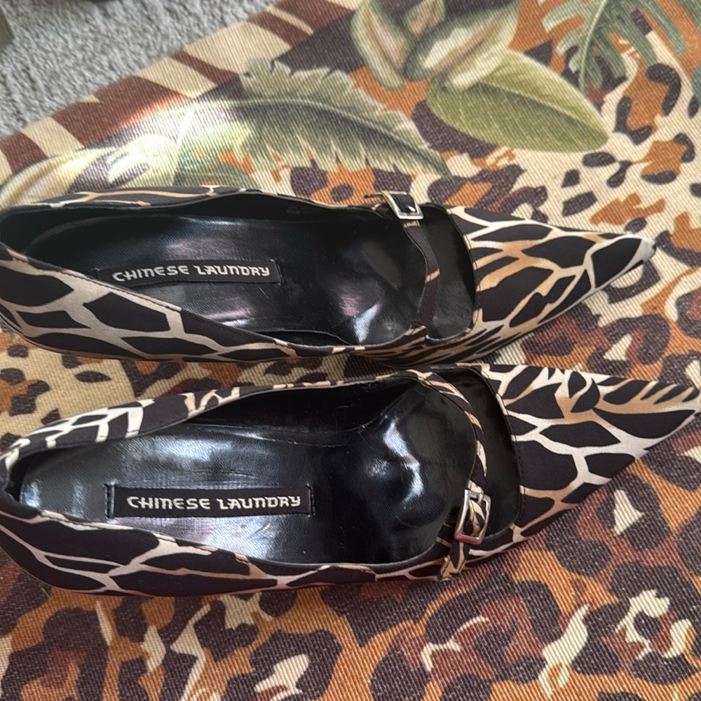 Chinese laundry safari pointed toe kitten heel